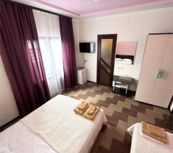 Трехместный номер с балконом в Guest house city center