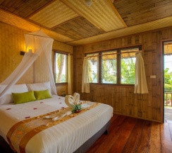 Бунгало с балконом и с видом на море в Railay Garden View Resort