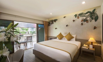 Двухместный номер Superior с балконом и с видом на сад двуспальная кровать в Chanalai Flora Resort, Kata Beach
