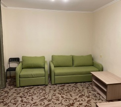 Люкс с диваном и двумя креслами в Каприз