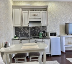Трехместный полулюкс в Rich house
