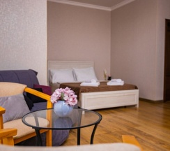 Стандарт 5-местный с двуспальной и односпальной кроватями и балконом в Джульетта