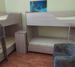 Кровать в 8-местном женском номере в Диско