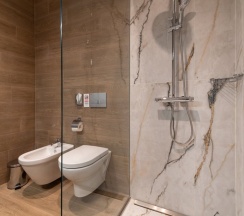 Двухместный люкс Leo с диваном двуспальная кровать в Hayasa Hotel Yerevan