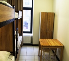 Кровать в женском четырехместном номере в Танский