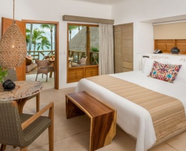 Двухместный номер с видом на океан двуспальная кровать в Shangri-la Caribe Beach Village Resort