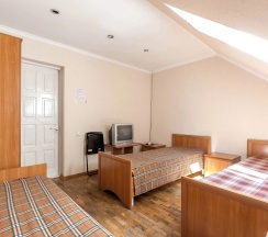 Кровать в общем номере с красивым видом из окна в Атлантида