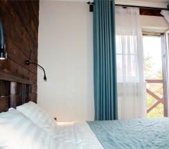 Стандарт с двуспальной кроватью и балконом в Альпийский двор