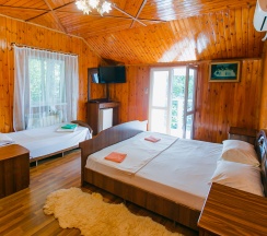 Трехместный номер с двуспальной и односпальной кроватями в Самсар