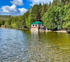 Домик на берегу озера в Огни Имандры