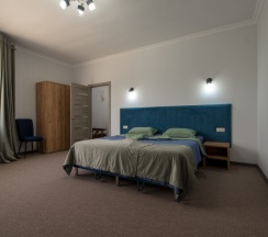 Шестиместный семейный люкс с балконом и с красивым видом из окна в Rodnik village&SPA