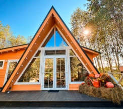 Персиковый А дом в А у реки