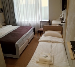 УЛУЧШЕННЫЙ ДВУХМЕСТНЫЙ НОМЕР С 1 КРОВАТЬЮ KING-SIZE ИЛИ С 2 ОТДЕЛЬНЫМИ КРОВАТЯМИ И ОДНОЙ ДОПОЛНИТЕЛЬНОЙ КРОВАТЬЮ в Петербург