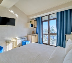 Студия Панорамная с балконом, мини кухней и видом на город и зелёную зону в Амбассадор