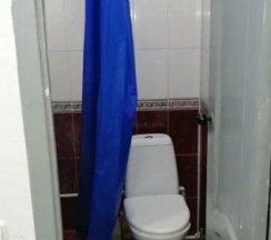 Кровать в 6-местном полукомфортном общем мужском номере (удобства на этаже) в Вежливый лось