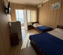 Трёхместный стандарт с видом на море в Дежавю