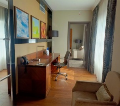 ЛЮКС БИЗНЕС-КЛАССА С БОЛЬШОЙ КРОВАТЬЮ (KING SIZE) И ДОСТУПОМ В БАР-ГОСТИНУЮ в Doubletree by Hilton Tyumen