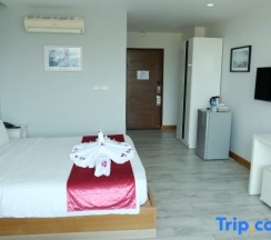 Трёхместный люкс с частичным видом на море в The Beach Front Resort Pattaya  - SHA Plus