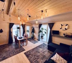 Двухместный семейный коттедж с видом на окрестности двуспальная кровать в Fraubu.camp