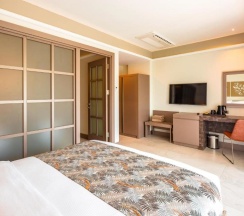 Четырёхместный семейный номер Deluxe с балконом и с видом на бассейн в Tuana Hotels Casa Del Sol