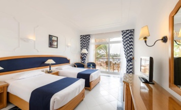 Двухместный номер с видом на бассейн 2 отдельные кровати в Desert Rose Resort