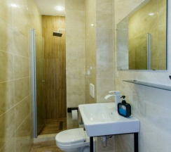 Четырёхместные апартаменты с 3 комнатами с балконом в Валентина