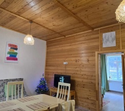Четырёхместные апартаменты с балконом и с видом на город в White house in the mountains