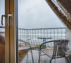 Двухместный люкс с балконом и с видом на море двуспальная кровать в Exclusive Hotel&Apartments