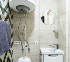 1-комнатные апартаменты эконом с 1 двуспальной кроватью (без окна) в Prim Rooms Apt Apartments (Прим Румс Апт Апартментс)