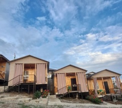 Трёхместный Домик с балконом и с красивым видом из окна в У Кристины