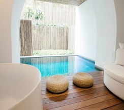 Двухместный Oceanfront Garden Pool Suite двуспальная кровать в Sala Samui Chaweng Beach Resort
