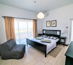 201 - Трехместный номер с балконом и прямым видом на море в Азов Инн