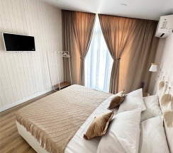 Коттедж с 3 спальнями и подогреваемым бассейном на отдельном участке в Премьер