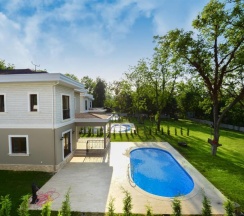 Вилла с балконом и с красивым видом из окна в Guzel Evler Family Resort
