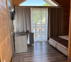 Четырёхместный семейный номер Classic с балконом и с видом на горы в Golden House Hotel