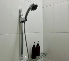 Двухместный номер Standard с балконом и с видом на сад двуспальная кровать в Mai Guesthouse Sanur