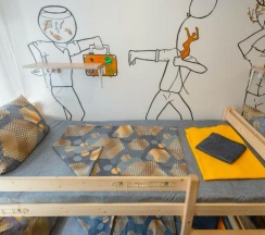 Кровать в 8-местном общем номере (Желтый) в Гости в гости