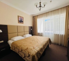 Двухместный полулюкс с 2 комнатами с балконом и с красивым видом из окна двуспальная кровать в Энергетик