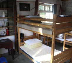 Кровать в общем номере в Om Yoga Resort