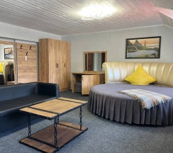 Двухуровневый люкс на мансарде в Шатун