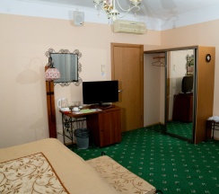 Стандарт комфорт с балконом, 1 большая кровать в Березки