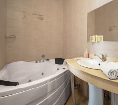 Люкс двухкомнатный с ванной в Лабиринт