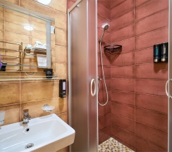 Студия Панорамная с балконом, мини кухней и видом на город и зелёную зону в Амбассадор