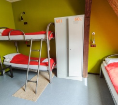 Кровать в общем номере с красивым видом из окна в HostelCity 57