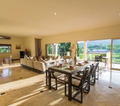 Вилла с 3 комнатами с балконом в Viola Pool Villa