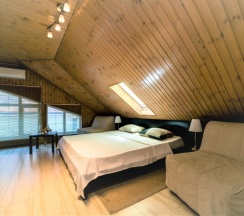 31 - Трехместный мансардный номер с боковым видом на море в Азов Инн