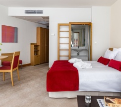 Номер Family с двуспальной кроватью и диваном в Novotel Санкт-Петербург Центр