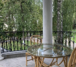 Коттедж с 2 комнатами с балконом и с видом на парк в Dipservice hall