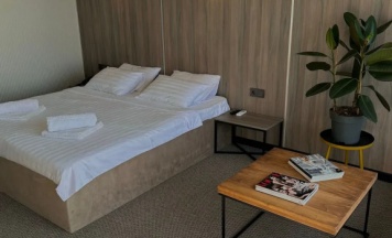 Двухместный номер Стандартный с балконом и с видом на горы через дорогу двуспальная кровать в Prince hotel Gagra