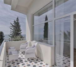 Сюит с террасой с видом на море в Garden Resort
